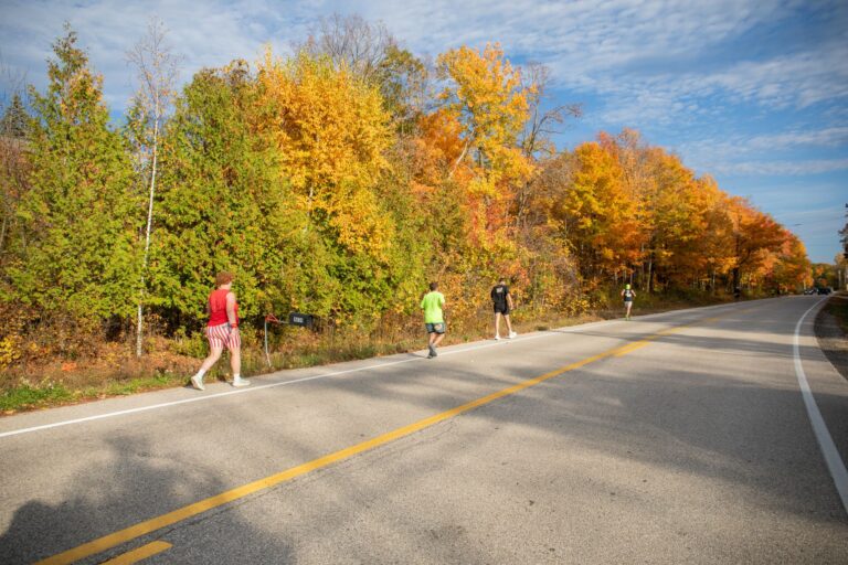 Fall 50 runners on Bay Shore Drive heading to Sturgeon Bay