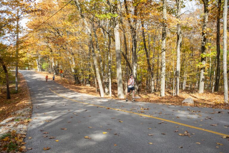 Runners climbing Hairpin Hill on Cottage Row during the Fall 50